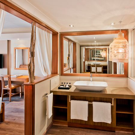 C Mauritius - All Inclusive Belle Mare Esterno foto Bathroom of a suite