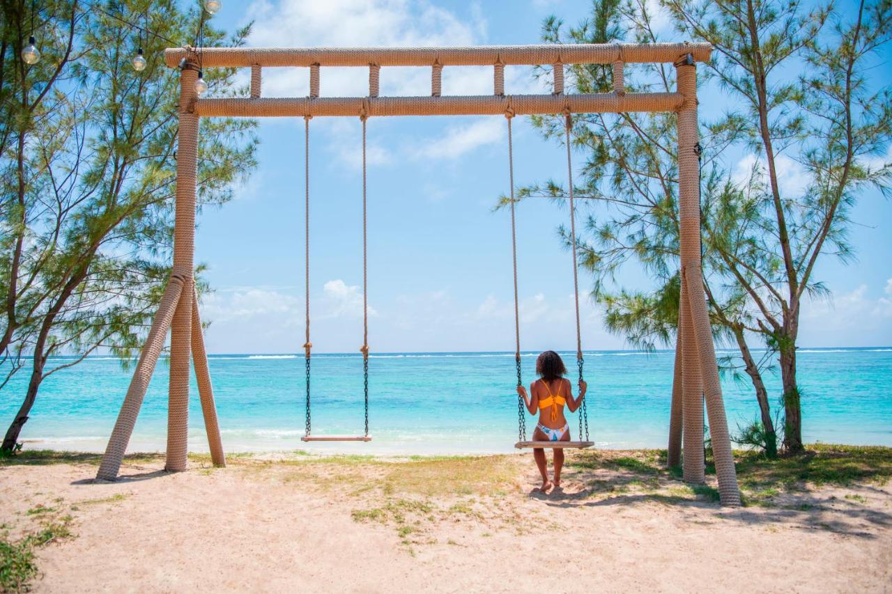 C Mauritius - All Inclusive Belle Mare Esterno foto Swing at the beach