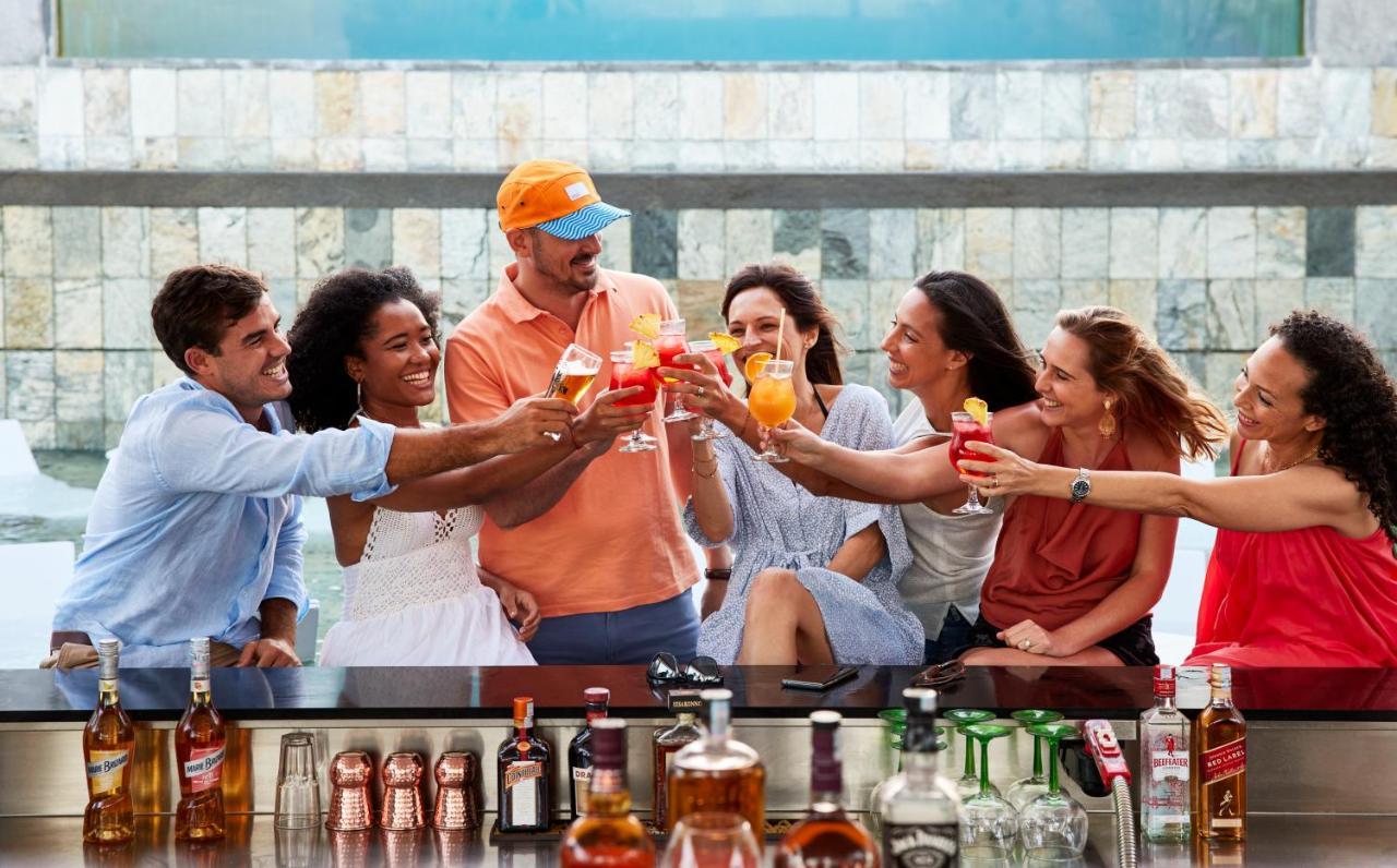 C Mauritius - All Inclusive Belle Mare Esterno foto A group of friends drinking cocktails