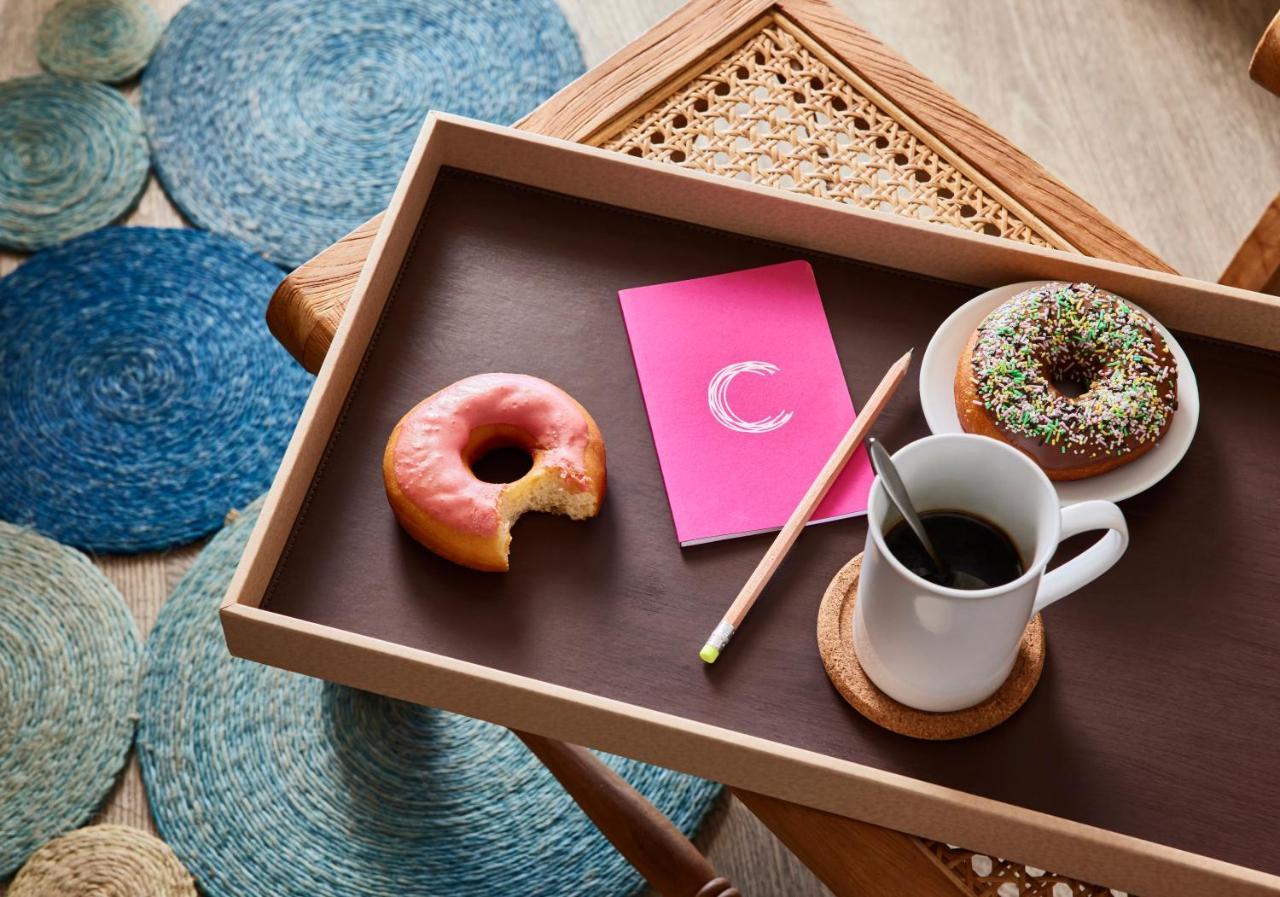 C Mauritius - All Inclusive Belle Mare Esterno foto A tray with a cup of coffee and donuts