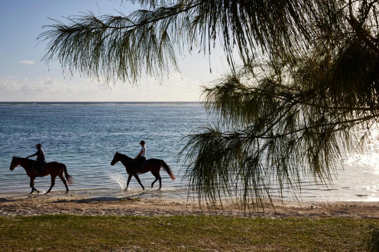 C Mauritius - All Inclusive Belle Mare Esterno foto Horse riding on the beach at the resort