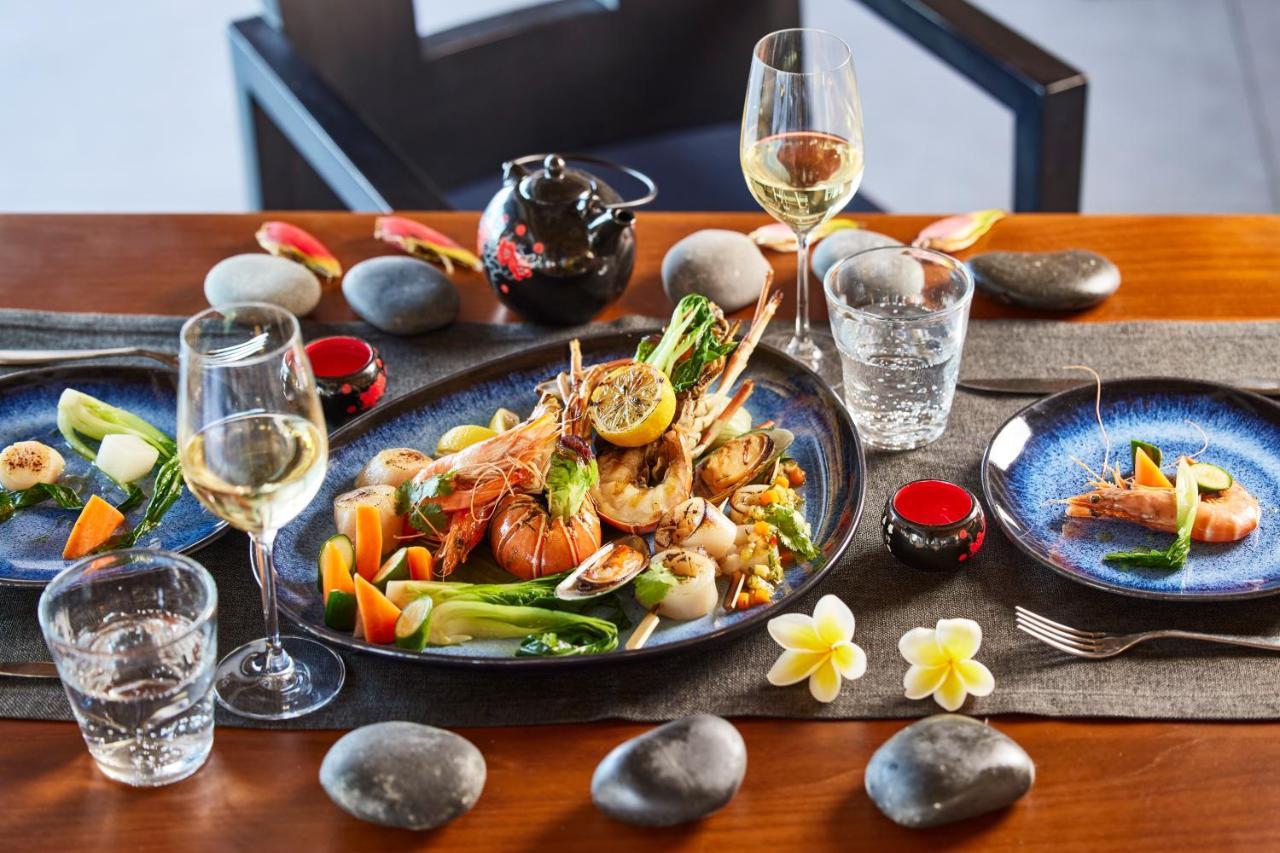 C Mauritius - All Inclusive Belle Mare Esterno foto A meal at the restaurant