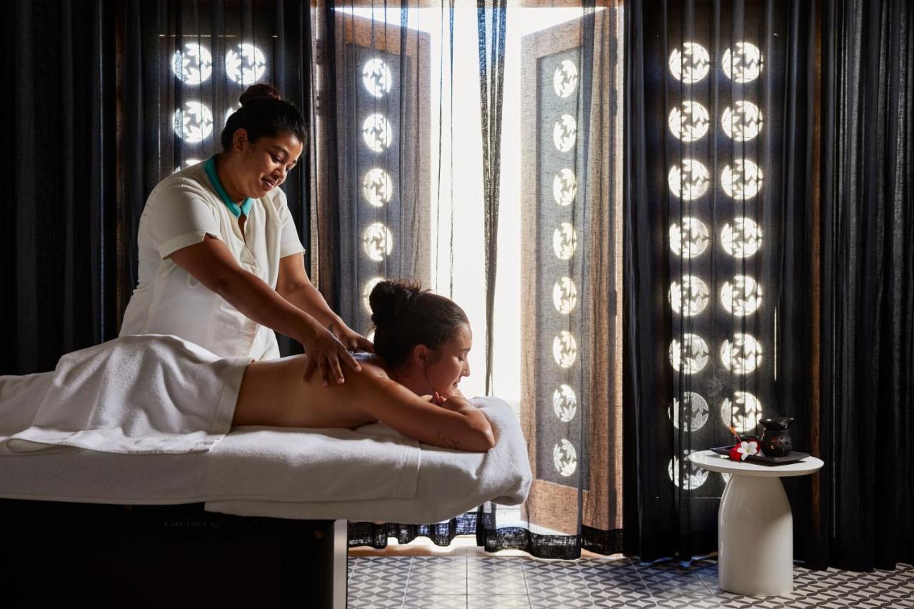 C Mauritius - All Inclusive Belle Mare Esterno foto A massage therapist at work