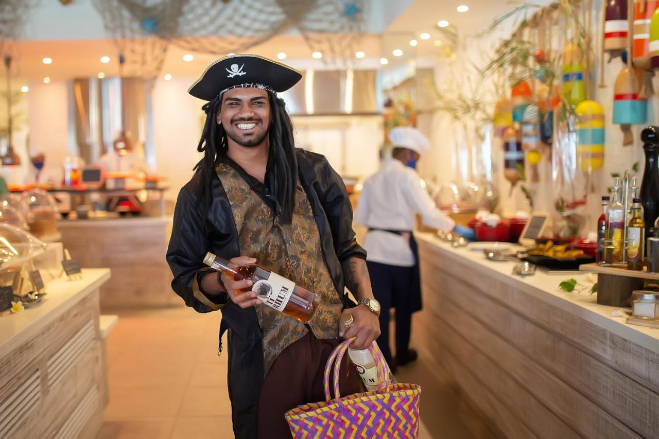 C Mauritius - All Inclusive Belle Mare Esterno foto A bartender at the Atlantis Paradise Island