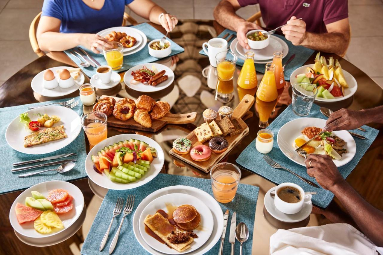 C Mauritius - All Inclusive Belle Mare Esterno foto A breakfast buffet