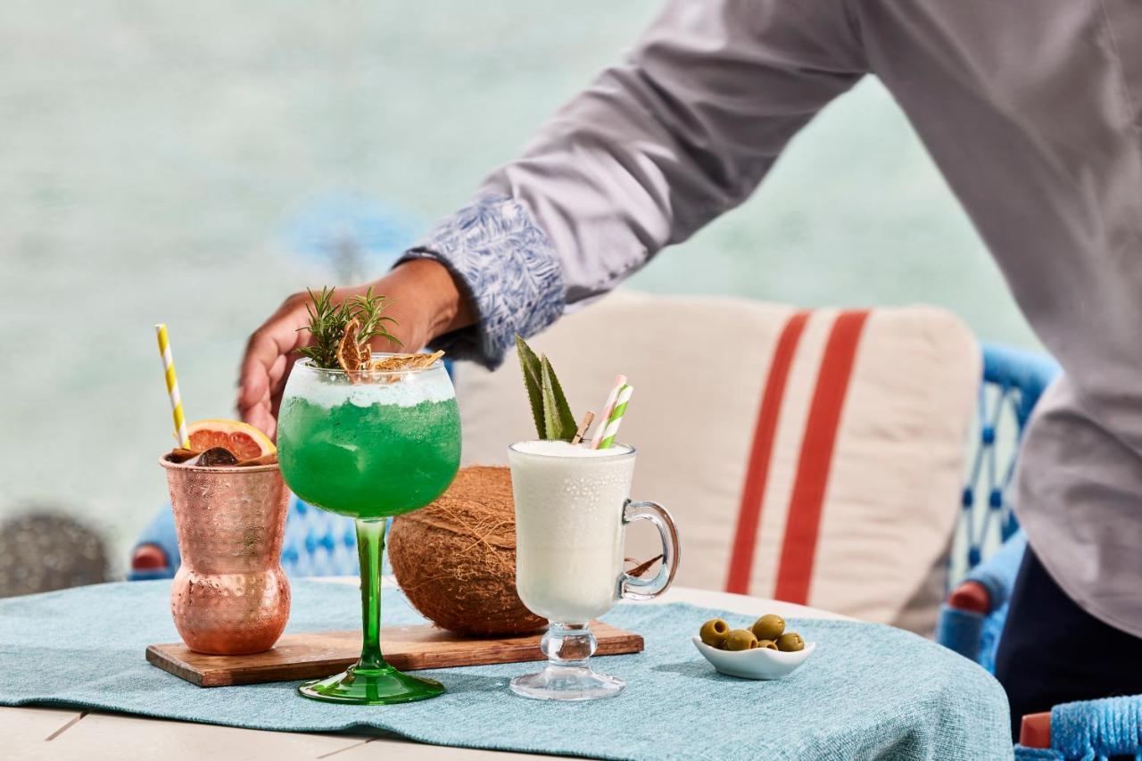 C Mauritius - All Inclusive Belle Mare Esterno foto Cocktails at the bar