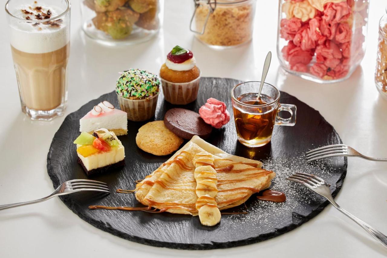 C Mauritius - All Inclusive Belle Mare Esterno foto A selection of desserts
