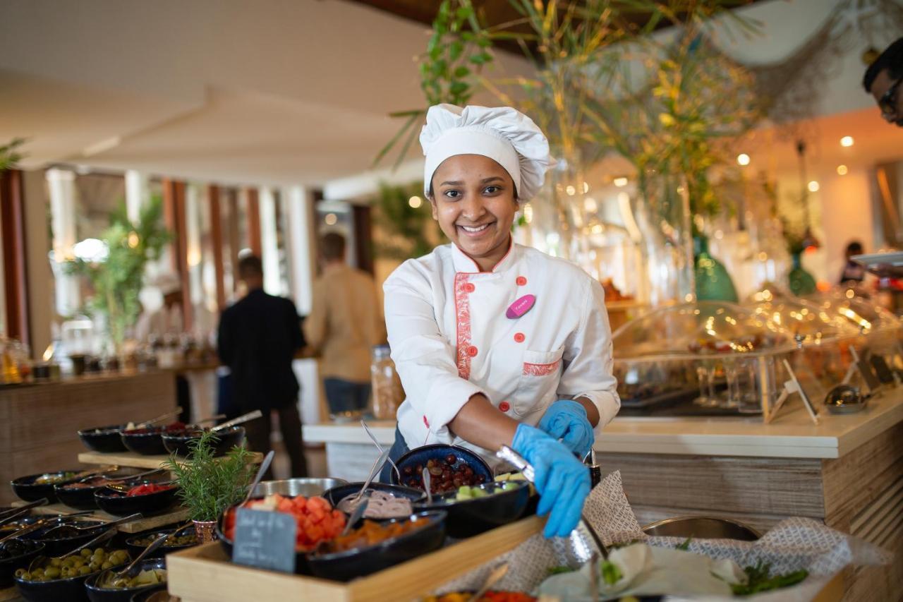 C Mauritius - All Inclusive Belle Mare Esterno foto A female chef at the buffet at the Taj Mahal Palace, Mumbai, India