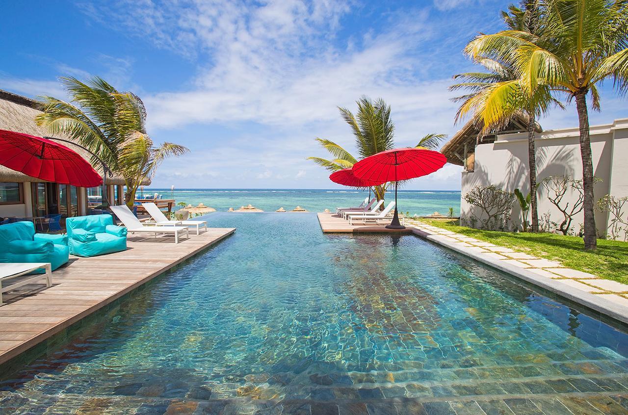 C Mauritius - All Inclusive Belle Mare Esterno foto The swimming pool at the resort